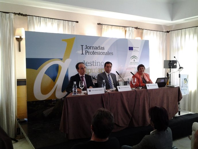 El consejero de Turismo presenta unas jornadas profesionales 