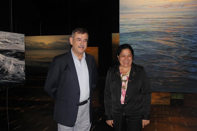 La presidenta del puerto, Manuela de Paz, junto al pintor Enrique Romero Santana