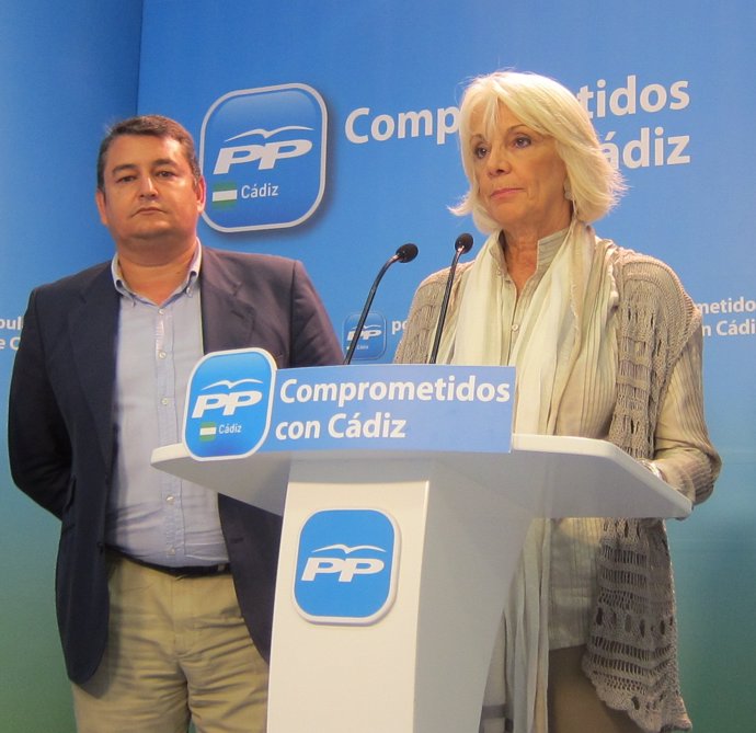 Los 'populares' gaditanos Antonio Sanz y Teófila Martínez en rueda de prensa