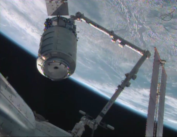 Cygnus capturada por el brazo robótico de la ISS