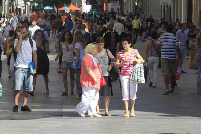 Gente comprando por el centro de Madrid