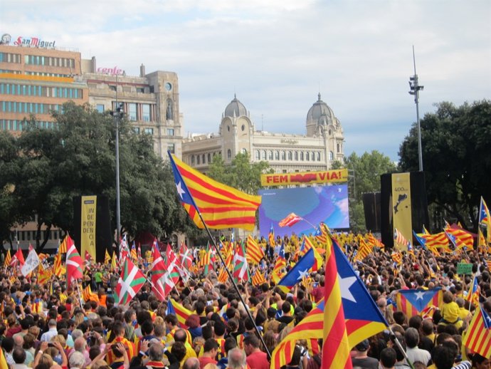 Miles de ciudadanos participan en la Via Catalana de Plaza Catalunya