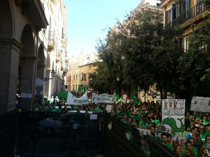 Cientos de personas se concentran frente al Parlament contra el TIL