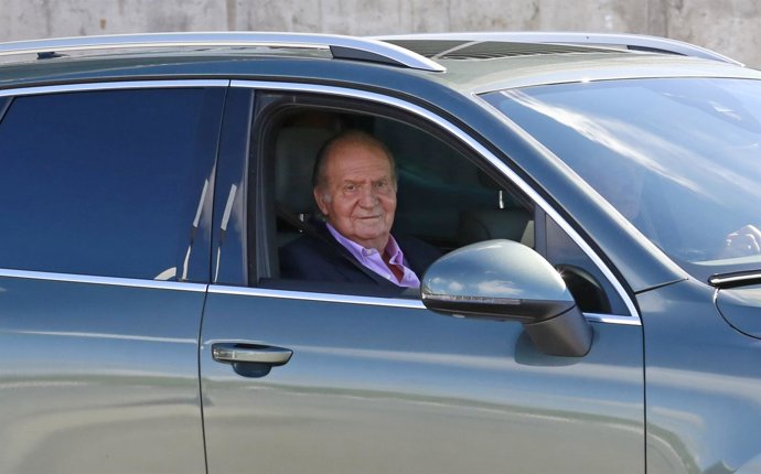 El Rey Don Juan Carlos abandona la clínica Quirón 