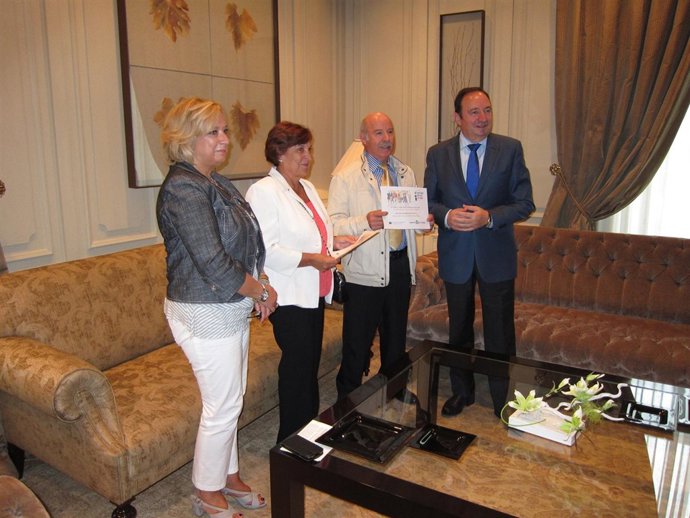 Sanz entrega premio 'Ciudadano Europeo' a un matrimonio riojano