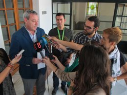 Francisco Álvarez de la Chica y el presidente del Comité de la base de Morón