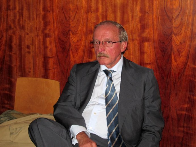 Rafael Santamaría, en el pasillo del juzgado espeando a ser interrogado.