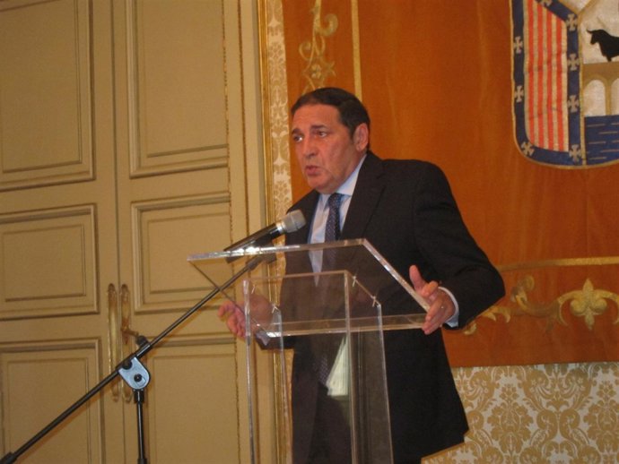 Sáez Aguado informa de las nuevas actuaciones en el hospital de Salamanca.