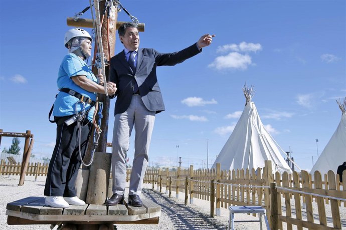 González en un centro multiaventura con socios de los centros de mayores 