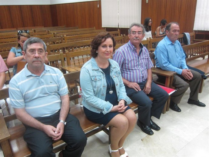 Los cuatro acusados de Fuente Palmera con el exalcalde al fondo