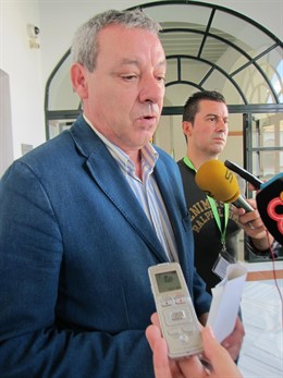 Francisco Álvarez de la Chica atiende a los medios de comunicación