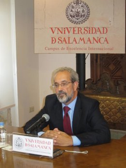 El rector de la USAL anuncia su candidatura.