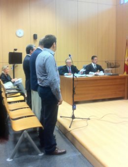 El alcalde y los empresarios durante la vista