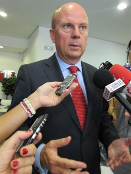 El conseller Máximo Buch atiende a los periodistas.