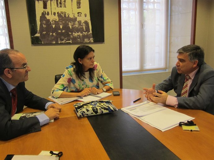 López Ares, con los representantes de Asata. 