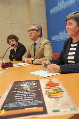 Pineda (centro) en la presentación