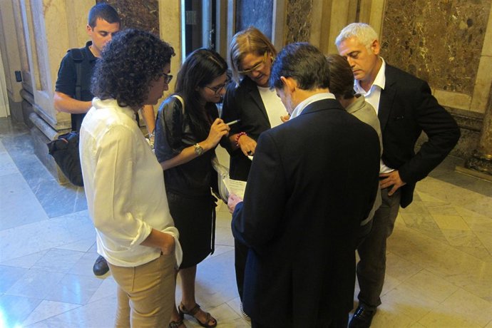 La presidenta del Parlament, Núria de Gispert, departe con varios diputados