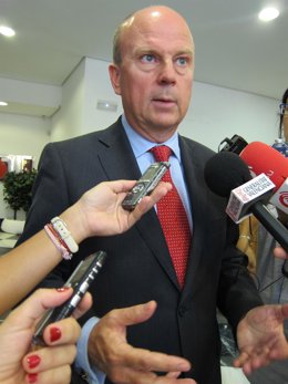 El conseller Máximo Buch atiende a los periodistas.