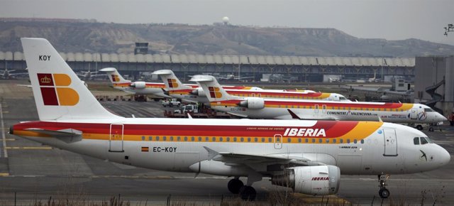 Avión de Iberia en el aeropuerto de Barajas (2013).
