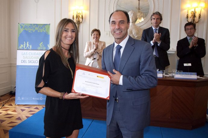 El presidente de Cantabria entrega el premio 'Ciudades Saludables' a Vitoria