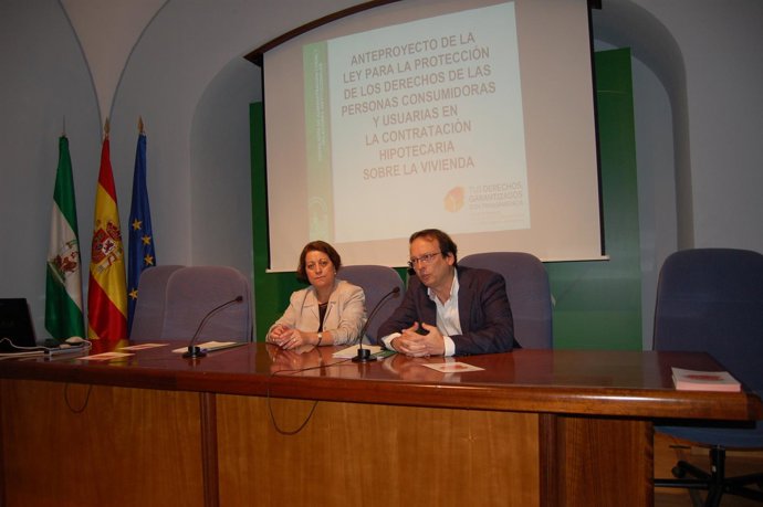 Dolores Muñoz (izda.) en al Delegación del Gobierno andaluz