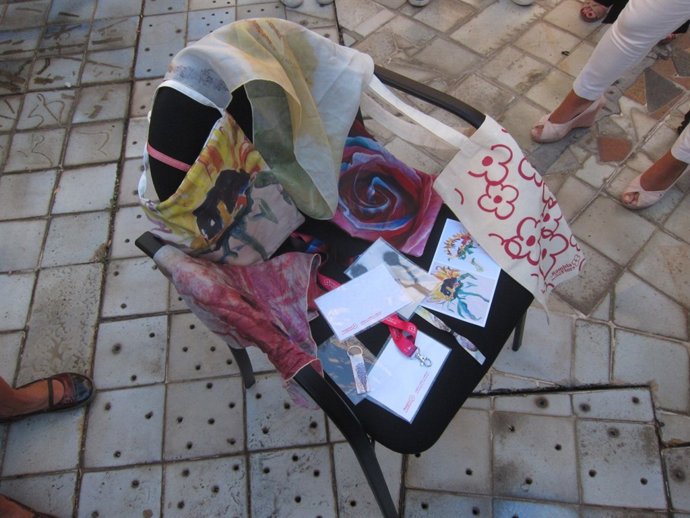 Souvenirs que propone el consistorio para que vendan las floristas de La Rambla