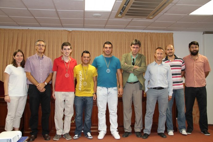 Los estudiantes premiados, junto a los representantes del grado en Ingeniería 