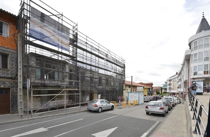 Derribo de un edificio en ruina en la calle Juan Guerrero Urreisti