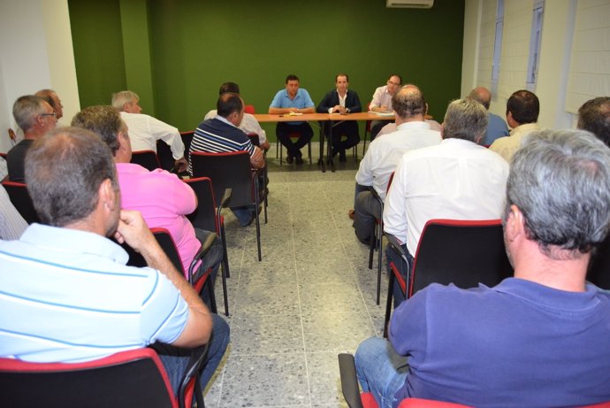 Reunión del alcalde de Almonte, José Antonio Domínguez, con agricultores.