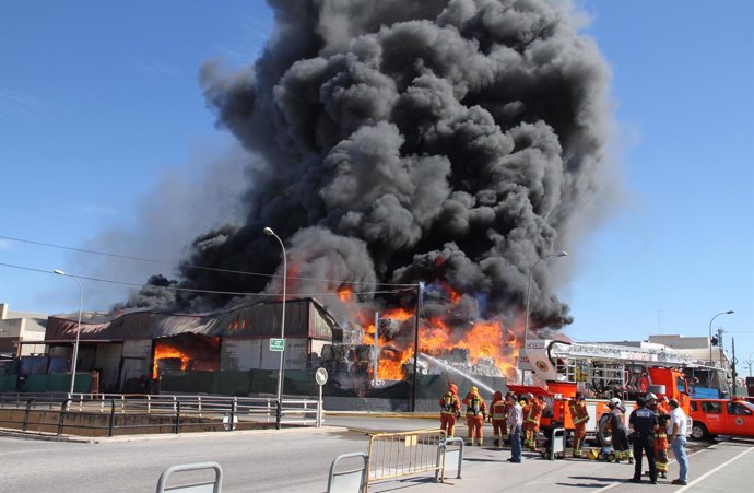 Incendio en una nave industrial de Paterna
