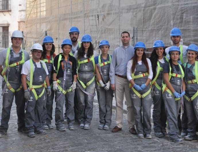Estudiantes de Bellas Artes participantes de la restauración