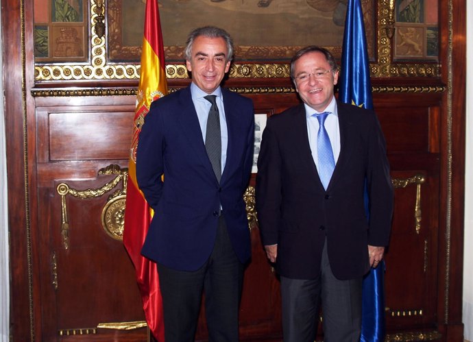 El secretario de Estado de Hacienda junto al conseller Juan Carlos Moragues.