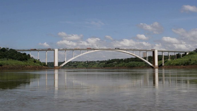 El Puente de la Amistad une la paraguaya Ciudad del Este y la brasileña Iguazu.