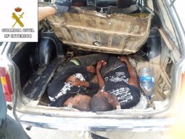 Dos inmigrantes hallados ocultos en un doble fondo de un coche en Melilla