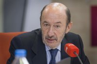 Rubalcaba insta a Rajoy a buscar soluciones para Cataluña porque ni el tiempo ni la economía resolverán la situación