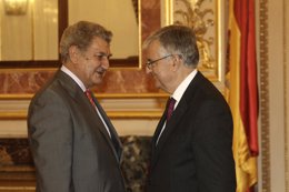 Eduardo Torres-Dulce entrega a Posada la memoria de la Fiscalía