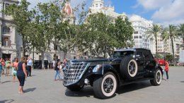Coche del jeque aparcado en la Plaza del Ayuntamiento de Valencia