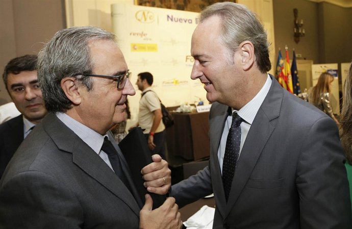 Alberto Fabra y el director del IVIE, Francisco Pérez.