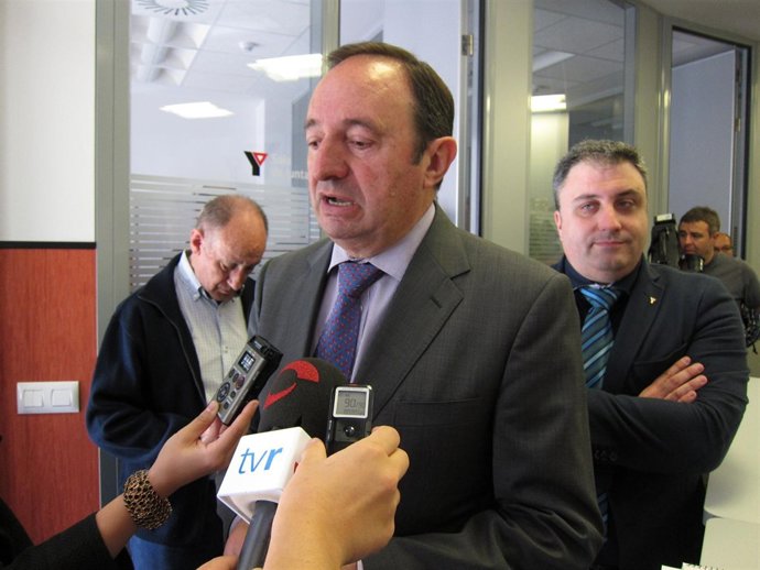 Pedro Sanz, presidente del Gobierno riojano visita la sede de YMCA