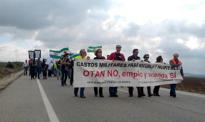 Marcha hacia base aérea de Morón en protesta contra las bases