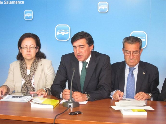 Bermúdez de Castro (centro) junto a María Jesús Moro y José Muñoz