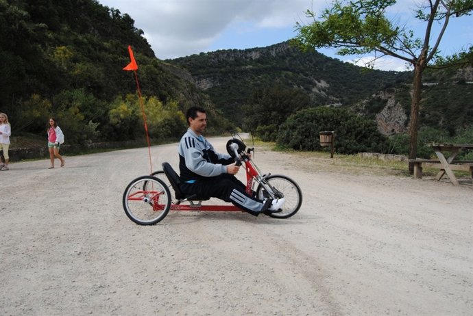 Bicicleta adaptada en la Via Verde de la Sierra
