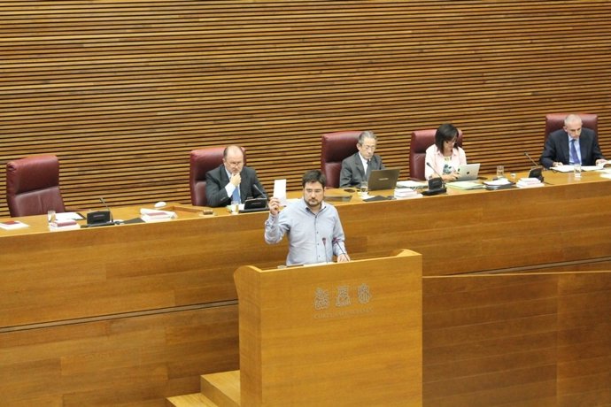 Blanco muestra un sobre en la tribuna de las Corts