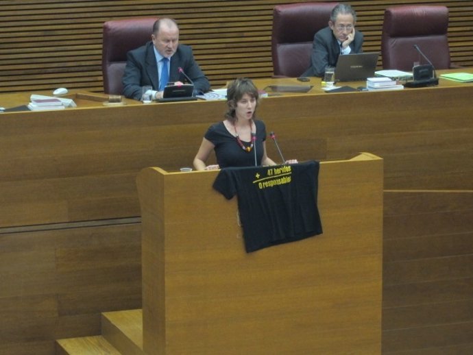 Albiol desde la tribuna con una camiseta del accidente de metro