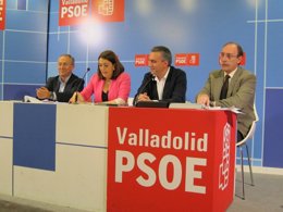 Parlamentarios del PSOE por valladolid junto al secretario provincial.