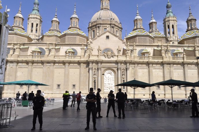 El templo del Pilar y la plaza han sido acordonados