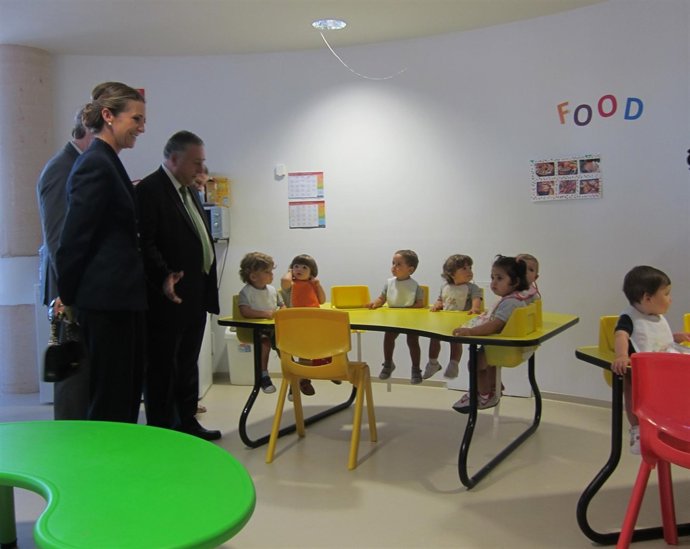 La Infanta Doña Elena en su visita al centro infantil Tic-Tac