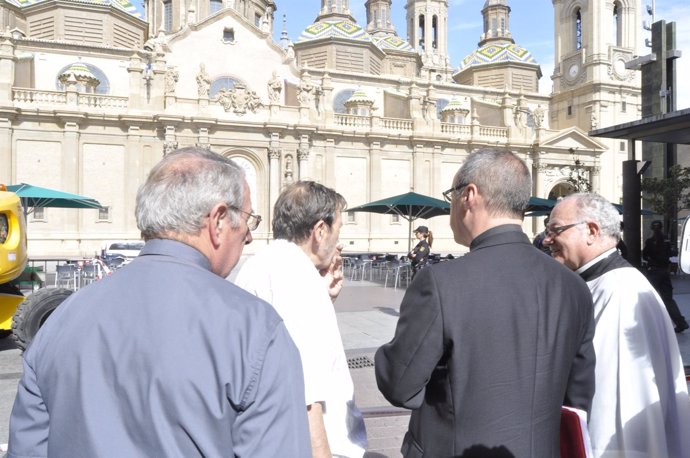 Sacerdotes detras el cordón policial, tras explotar un artefacto en el Pilar