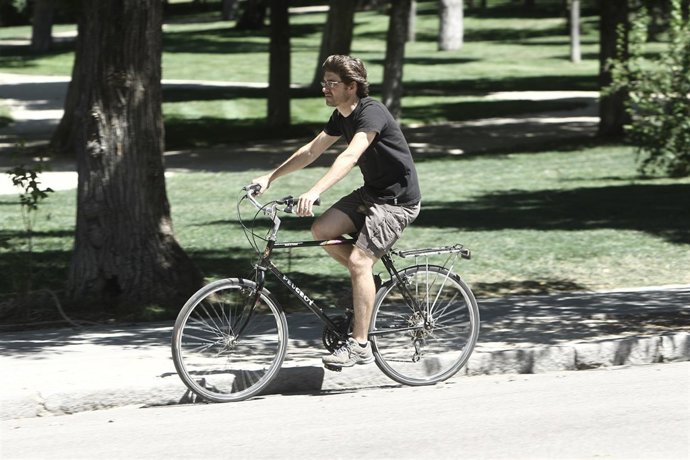 Recursos de gente en bici por un parque