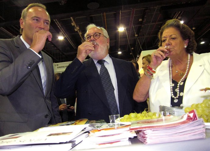 Fabra, Arias Cañete y Barberá degustan un mosto en su visita a Feria Valencia.